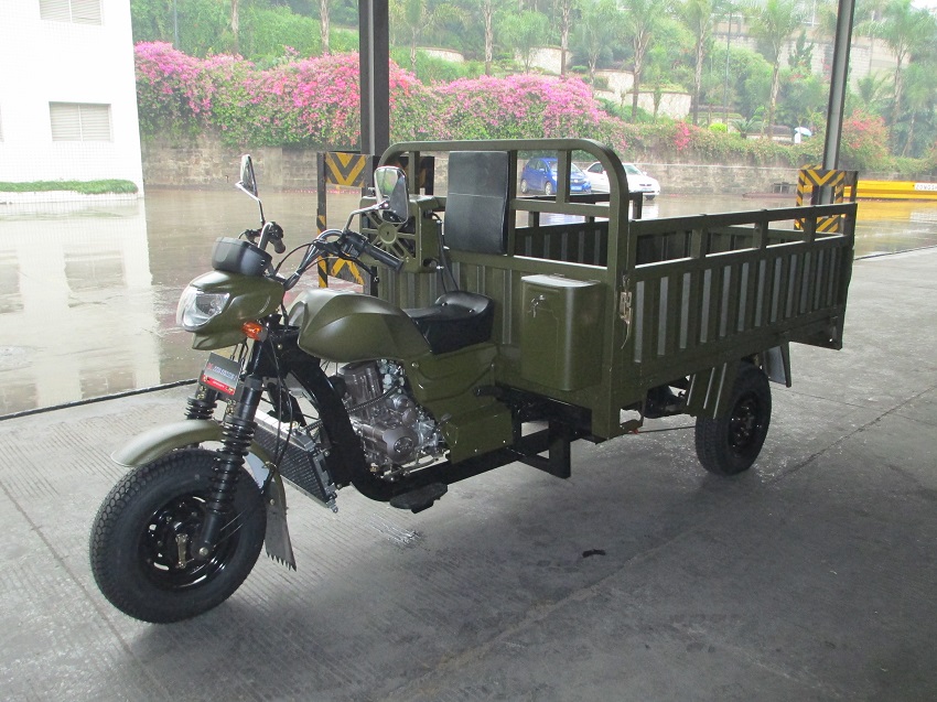新山地燃油三輪車